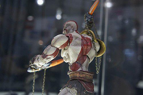 god-of-war-kratos-statue-toy