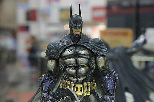 Batman-arkham-city-statue-toy-Square-Enix