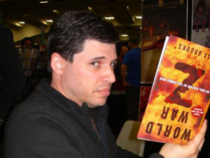 Max Brooks con su libro Guerra Mundial Z