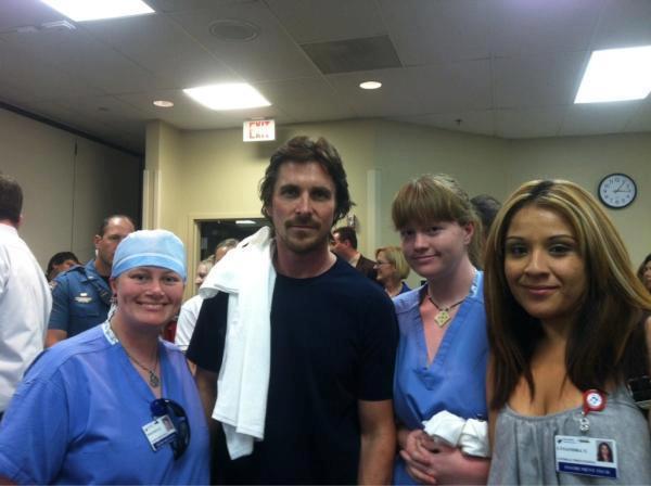 Christian Bale visita a las víctimas de la masacre en Colorado 