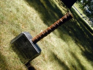 Un científico calcula el peso del martillo de Thor 1 Mjölnir