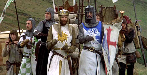 Los caballeros de la mesa cuadrada y sus locos seguidores (1974) 2 los-caballeros-de-la-mesa-cuadrada-cabalgando-con-cocos