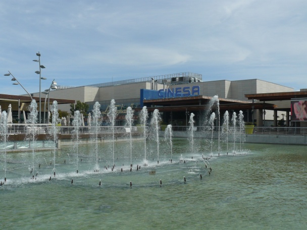 Acceso a los Cines Cinesa Parquesur