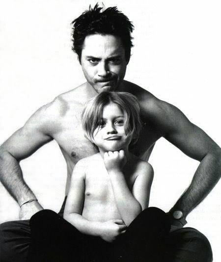 Robert junto a su hijo, Indio