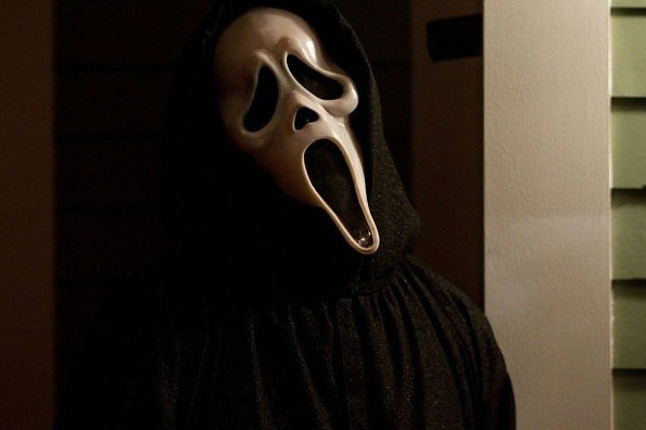 scream-4-ghostface-still-does-the-head-cocking-thing