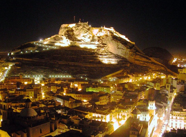 Panorámica del casco antiguo de Alicante y el castillo de Santa Bárbara de noche