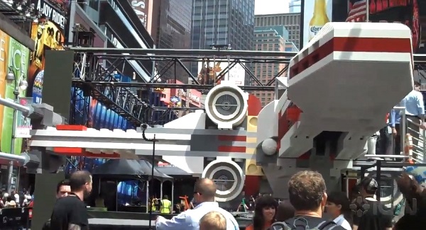 Un gigantesco X-Wing de Lego aterriza en Nueva York 3 legoXwingStarfighter3_large