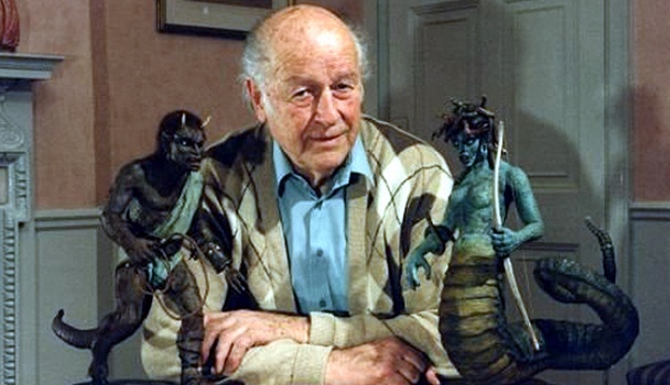 Harryhausen con algunas de sus criaturas