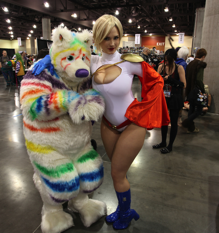 Power Girl revoluciona la Phoenix-Con 2013 2 tumblr_mne6451AQn1r75ufao3_1280
