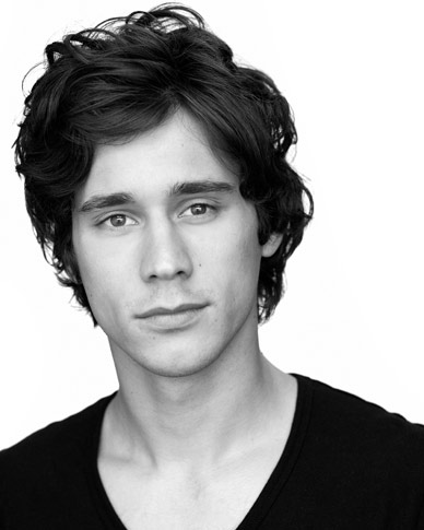 Peter Gadiot encarna a Cyrus