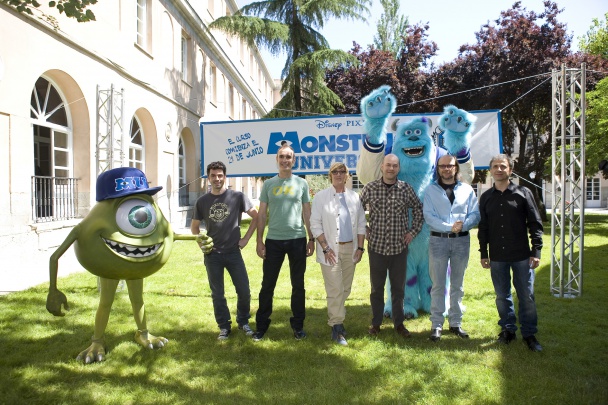 Photocall de Monstruos University en Madrid 4 Equipo con Monstruos
