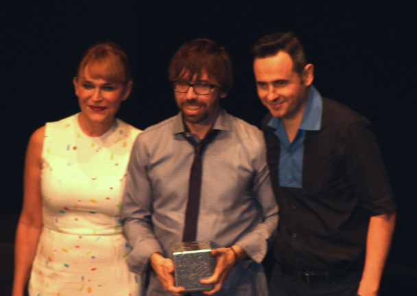 Antonia San Juan y Miguel Seví otorgando el premio al mejor largometraje a David Valero por "Los Increíbles"