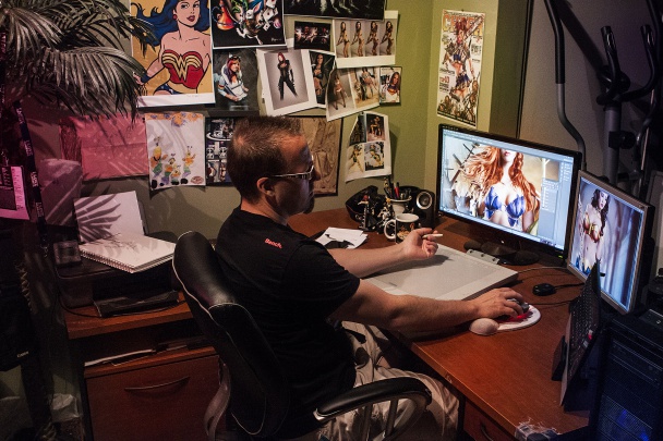 El artista Mike Roshuk en su estudio