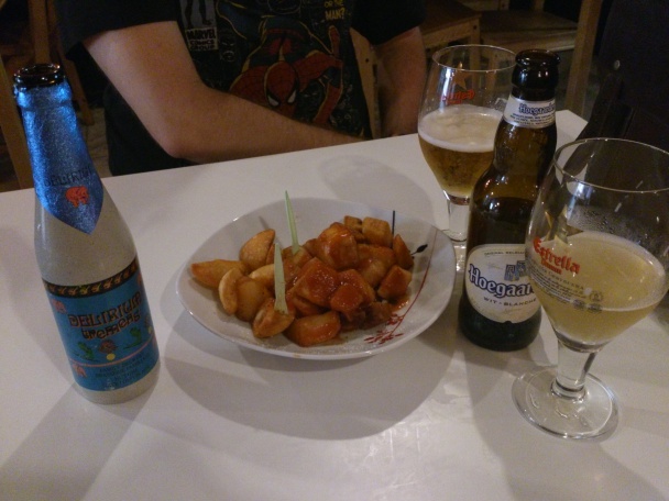 Bravas y cerveza de importación en la Taverna del Nan