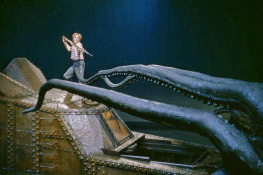 Kirk Douglas contra un calamar gigante que acechaba al Nautilus