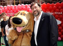 Bob Peterson con una mascota de Pixar