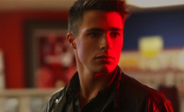 colton-haynes-arrow-roy-harper-tv-series-dc-comics-red-arrow-arsenal-flecha-roja