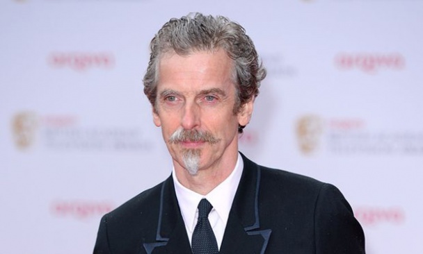 Peter Capaldi y su bigote de Cardenal Richelieu