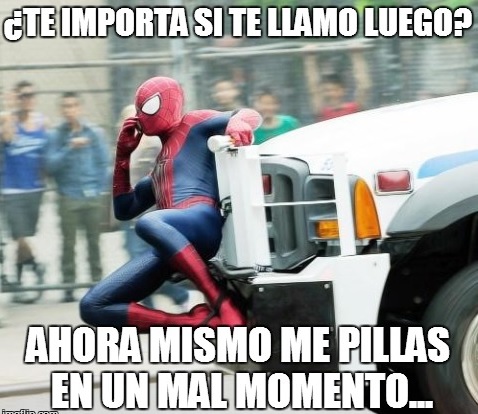 spiderman-en-el-parachoques-de-un-coche