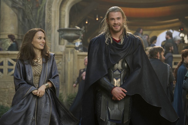 Natalie Portman y Chris Hemsworth en "Thor: El mundo oscuro"