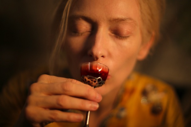 only-lovers-left-alive-tilda-swinton-bebiendo-sangre