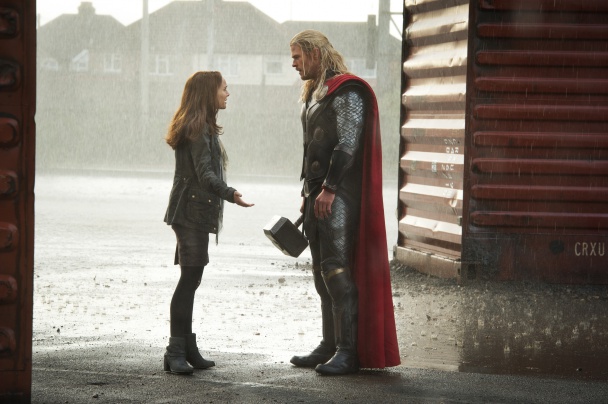 Chris Hemsworth y Natalie Portman en Thor 2: El mundo oscuro