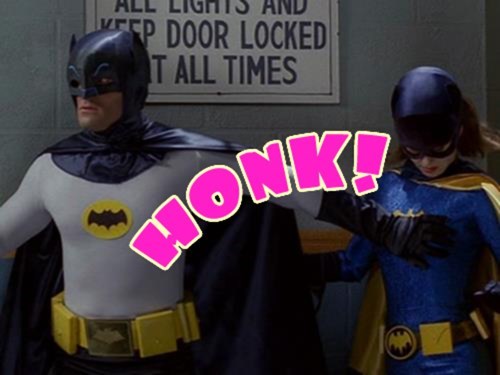 Lo que ha dado de sí el humor en Internet esta semana VOL.25 8 gif-batman-toca-el-pecho-a-batwoman