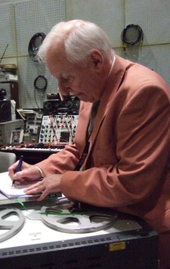 Dick Mills firmando en el Sound Lab