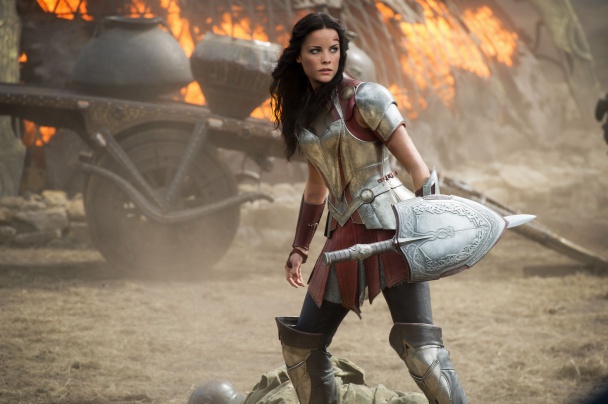 Jaimie Alexander como Lady Sif