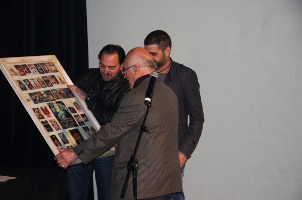 Colin Arthur recoge su premio homenaje de manos de Fran Mateu y Fele Pastor