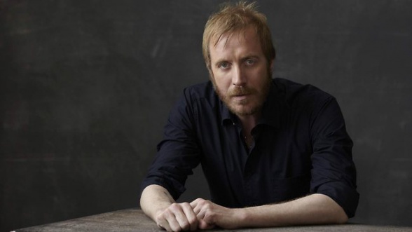 Rhys Ifans Alicia en el país de las Maravillas