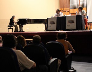 X Festival Internacional Música de Cine - Crónica Viernes 25 1 Craig Safan tocando una muestra