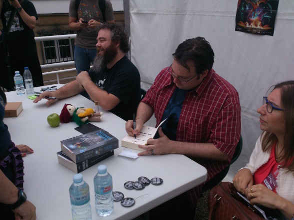 Brandon Sanderson y Patrick Rothfuss firmando en Celsius 232