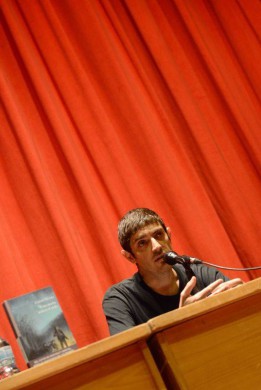 Emilio Bueso en la presentación de 'Esta noche arderá el cielo' (fotografía de los organizadores)