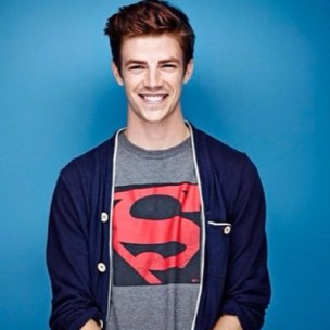 Grant Gustin ataviado con una camiseta de Superman