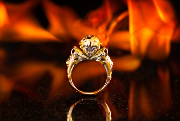 Lleva a Bumblebee en tu mano con este anillo de oro y diamantes 3 Lleva a Bumblebee en tu mano con este anillo de oro y diamantes