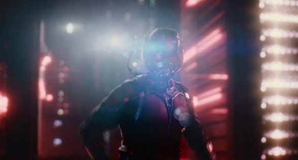 Ant-Man Trailer - Scott Lang se acerca a una hormiga voladora