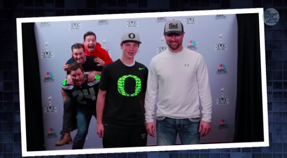 Chris Pratt y Chris Evans photobomb Super Bowl