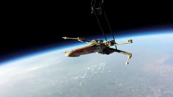 Dos fans de 'Star Wars' filman un X-Wing de juguete en el espacio 1 X-Wing en el espacio