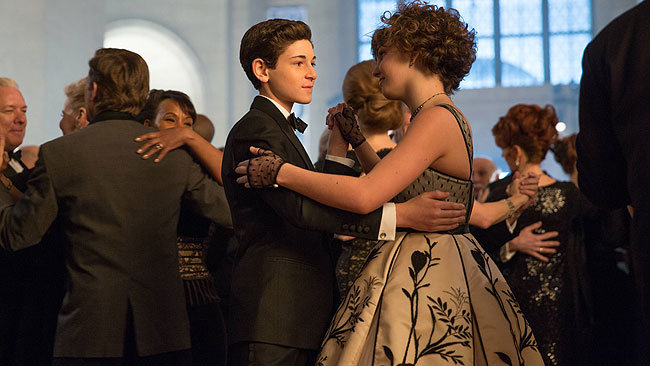 Bruce Wayne y Selina Kyle bailando en la fiesta de caridad.