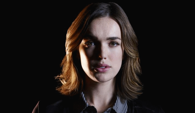 Helizabeth Henstridge como Jemma Simmons