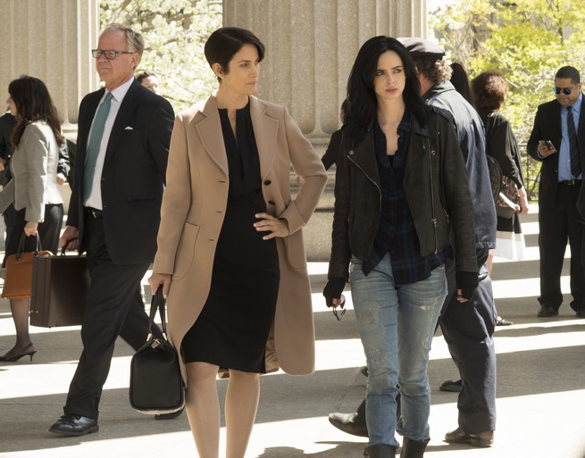 Krysten Ritter y Carrie-Anne Moss en 'Jessica Jones'