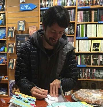 Reseña de 'Manual para Padres Frikis 2', de Andrés Palomino 2 APR firmando