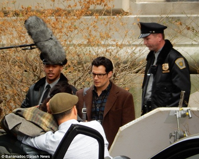 Referencias y huevos de pascua en 'Batman v Superman' 3 Batman v Superman - Clark con la policía