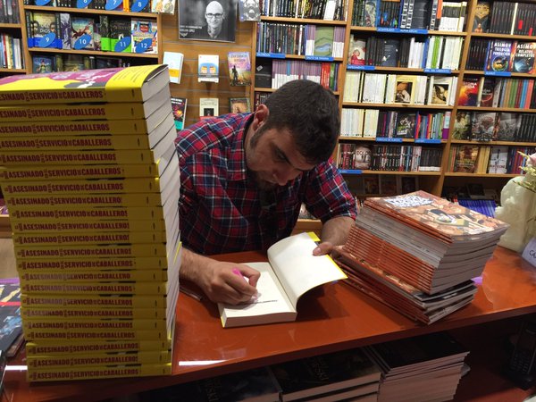 Sergio S. Morán firmando ejemplares