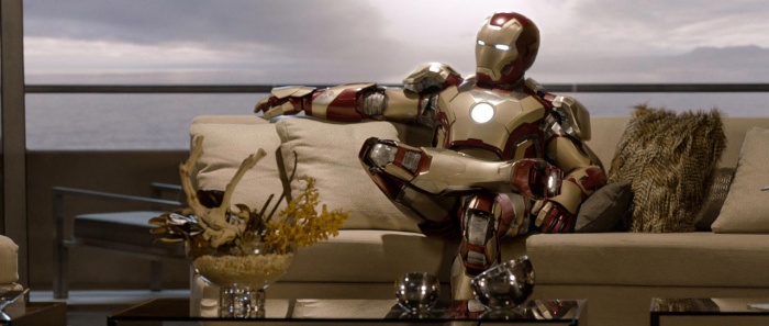 Iron Man en el sofá