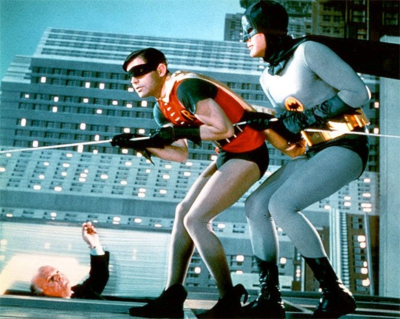 Adam West anuncia un nuevo proyecto relacionado con "su Batman" 3 batman adam west pared