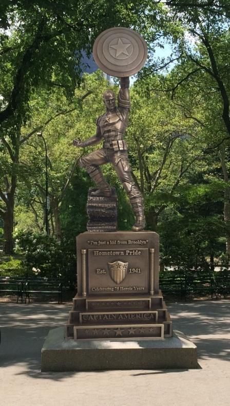 Capitán América estatua simulación parque