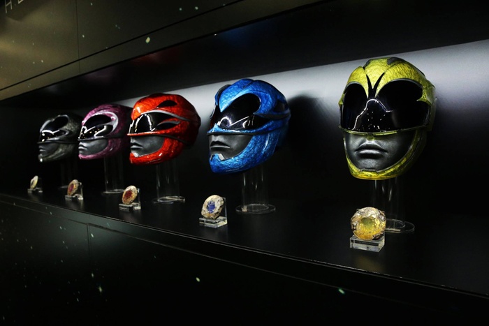 Nuevos pósteres de la próxima película de 'Power Rangers' 1 power-rangers-helmets