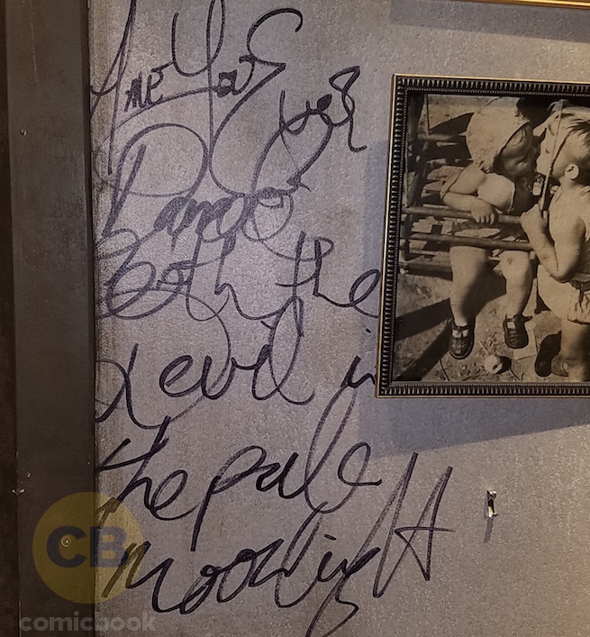 Referencia a 'Batman' en el plató de 'Supergirl' 3 Supergirl set - Moonlight grafiti